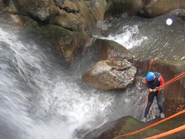 Descenso de barrancos en un rio