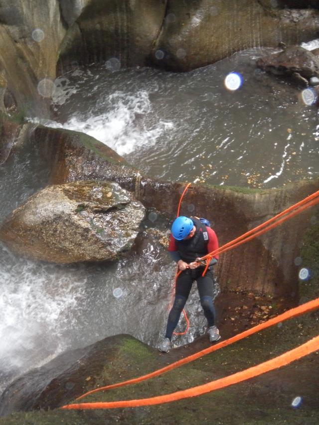 Descenso de barrancos en un rio