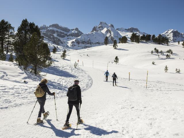 Raquettes à neige dans un décor enneigé enchanteur à l'Espace Somport en haute Vallée d'Aspe, Pyrénées béarnaises