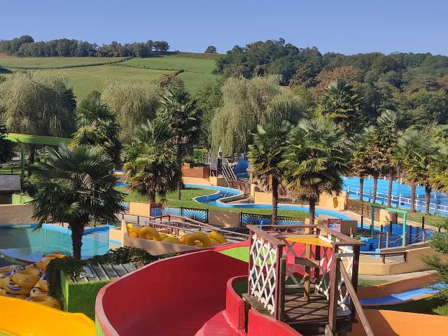 Aqua Béarn est un parc aquatique et ludique à côté d'Oloron Sainte-Marie en Pyrénées béarnaises