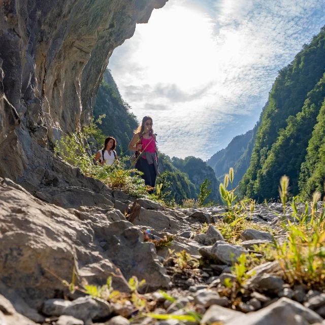 randonneuses sur un chemin de pierres