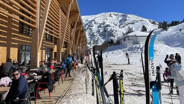 Moment de détente à la terrasse de l'Espace Somport avec vue sur le domaine et les sommets des Pyrénées béarnaises