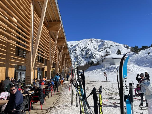 Moment de détente à la terrasse de l'Espace Somport avec vue sur le domaine et les sommets des Pyrénées béarnaises