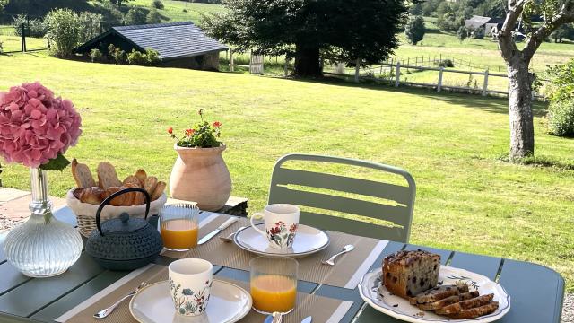 En chambres d'hôtes le petit-déjeuner est compris, les hôtes des Pyrénées béarnaises vous proposent des produits du terroir pour commencer la journée.