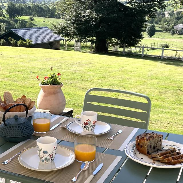 En chambres d'hôtes le petit-déjeuner est compris, les hôtes des Pyrénées béarnaises vous proposent des produits du terroir pour commencer la journée.