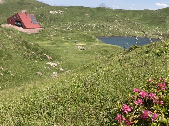 Randonnée du lac d'Arlet en Vallée d'Aspe avec un refuge à 2000 mètres totalement rénové pour profiter d'un moment hors du commun