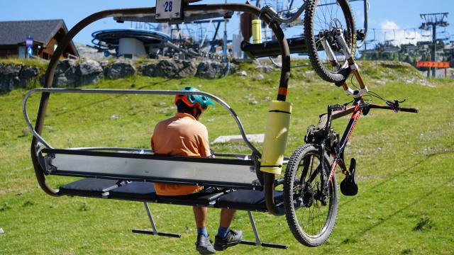 Les activités d'été sont nombreuses à la Pierre Saint-Martin: télésiège de l'Arlas, descente en VTT, pass activités, tubbing