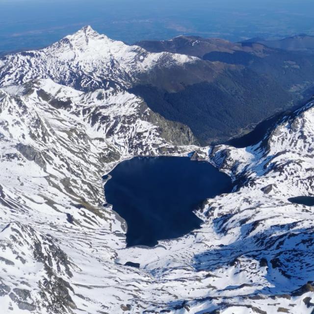 Vol avec l'aéro-club d'Oloron au-dessus de la chaîne enneigée des Pyrénées béarnaises.