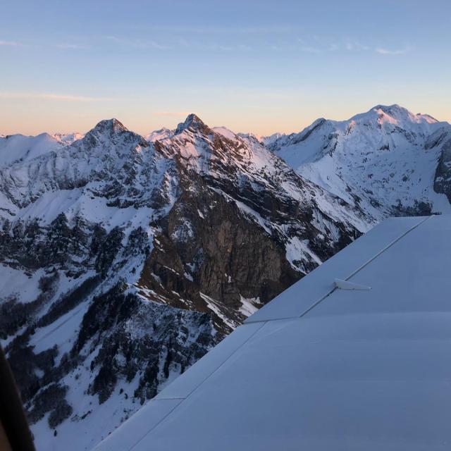 Vol avec l'aéro-club d'Oloron au-dessus de la chaîne enneigée des Pyrénées béarnaises.