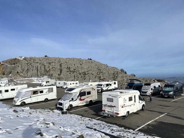 En Pyrénées béarnaises vous trouverez des aires de camping-car dédiées avec des services adaptés