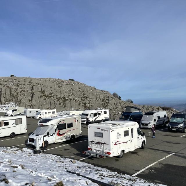 En Pyrénées béarnaises vous trouverez des aires de camping-car dédiées avec des services adaptés