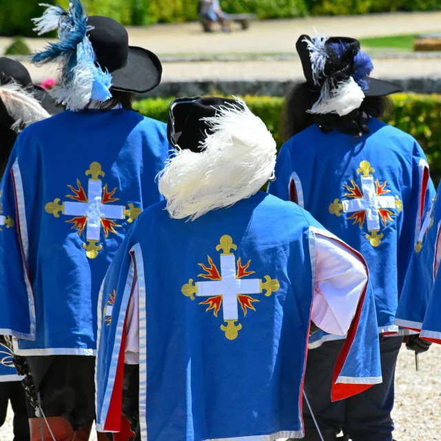 groupe de mousquetaires de dos