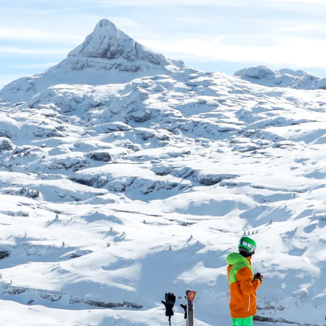 Vue sur le pic d'Anie enneigé à la station de ski de la Pierre Saint-Martin en Pyrénées béarnaises.